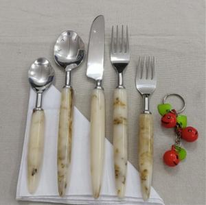 Nuevo juego de cuchillos para queso de acero inoxidable de 3 piezas con mangos de resina multicolor, juego de herramientas de cocina modernas para cortar y esparcir - Product Image 2