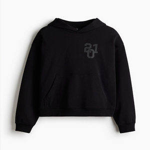 Sweat-shirt noir en molleton 100 % coton, offrant une sensation douce et chaude, coupe décontractée et motif discret. - Product Image 1