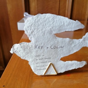 Soporte de Metal con forma de triángulo para tarjetas de lugar, tarjetas de visita, números de mesa, etiquetas de menú y decoraciones de boda - Product Image 4