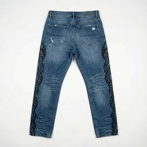 กางเกงยีนส์เดนิมสีครามทรงหลวมสไตล์สตรีทแวร์ Y2K สำหรับผู้ชาย ตัดเย็บแบบกระดุมสูง ทรงขาบาน แต่งลายกราฟิก 3 มิติ แบบทำเก่า - Product Image 2