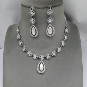 Hermoso conjunto de collar Kundan sin cortar con acabado plateado de la mejor calidad con pendientes para la colección de ropa de fiesta de boda para mujer - Product Image 1