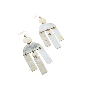 Boucles d'oreilles pendantes en corne de buffle avec motif tribal gravé au laser Boucles d'oreilles pendantes en corne de boeuf avec corne naturelle et logo personnalisé - Product Image 1