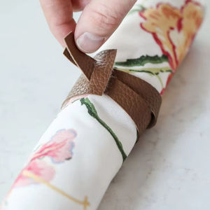 ห่วงรัดผ้าเช็ดปากหนังสีน้ำตาลเนื้อธรรมชาติสำหรับงานเลี้ยงอาหารค่ำในฟาร์มงานแต่งงานของประเทศ - Product Image 1