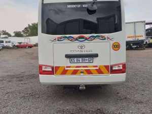 Toyota COASTER USADA RECIENTEMENTE, Interior Oscuro, Transmisión Manual - Product Image 6