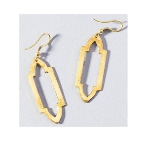 Pendientes de oro de metal de estilo tribal artístico con diseños únicos con detalles hechos a mano y hermosos acabados rústicos - Product Image 2