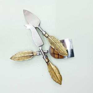 Design de plumes en laiton or brillant avec acier inoxydable argent miroir poli fromage ensemble d'outils de coupe - Product Image 2