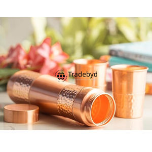 Elegante botella de agua de cobre hecha a mano por Tradebyd Timeless Appeal perfecta para el uso diario y el estilo de vida de bienestar - Product Image 1