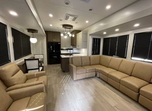 รถบ้านเคลื่อนที่รุ่น Astoria 3403RKP ของ Dutchmen ปี 2025 2024 2026 - Product Image 4