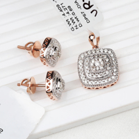 Ensemble collier et boucles d'oreilles ethniques en or rose 14 carats avec diamants naturels de forme carrée certifiés GIA de Memoria Jewels