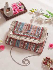 Pochette à pompon Boho élégante et audacieuse fabriquée à la main pour les invités de mariage, les fêtes à la plage et les festivals de musique - Product Image 5