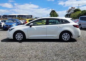 Corolla Híbrido Station Wagon 2019 - Volante a la Izquierda, Eficiente en Consumo de Combustible, Asientos de Cuero Espaciosos, Caja de Cambios Automática, Cámara Trasera 360° - Product Image 2