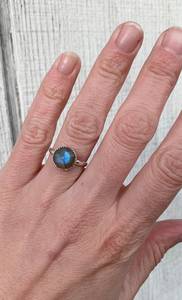Bague ronde en labradorite en argent sterling facetté et flashy Boho Rocker Energy Stone serti dentelé pour la protection des mariages - Product Image 2