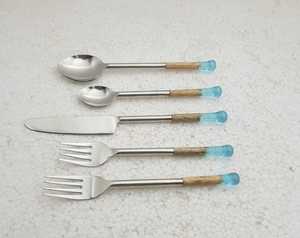 Ensemble de couverts en acier inoxydable argenté avec manche en bois de manguier et résine bleue moderne tendance, lavable au lave-vaisselle, durable, effet miroir - Product Image 2