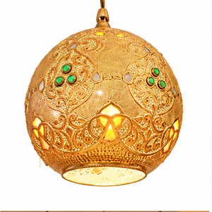 Lanterne marocaine artisanale en laiton doré avec gravures florales complexes et accents de pierres précieuses colorées – Luminaire suspendu oriental de luxe - Product Image 6