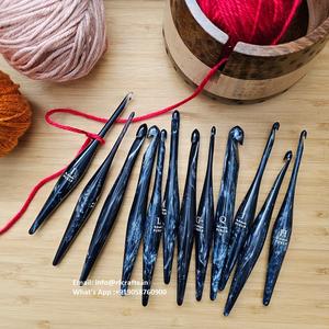 Ensemble cadeau crochet en résine et bois fait main - Product Image 1