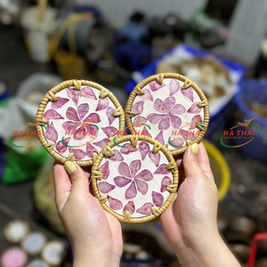 แผ่นรองแก้วหวายฝังเปลือกหอยรักษ์โลก งานฝีมือทรงกลม ป้องกันเครื่องดื่ม - Product Image 1