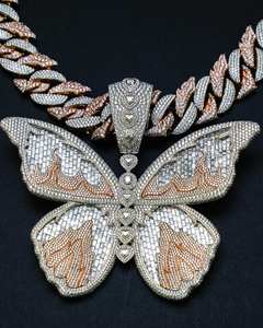 Colgante de Mariposa de Lujo con Incrustaciones de Diamantes y Detalles de Corazón, Joyería de Oro Bicolor con Diamantes Moissanite Estilo Hip Hop - Product Image 3