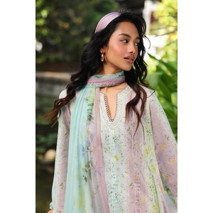 QALAMQAR Ensemble 3 pièces style bohème collection printemps/été : chemise en mousseline imprimée et brodée avec dupatta en soie et pantalon - BIC-042 - Product Image 4