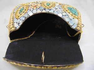 Pochette brodée artisanale indienne pour femme avec cadre en laiton et métal, ornée de miroirs et de Gota Patti, de Delhi Lowellcraft.com - Product Image 4