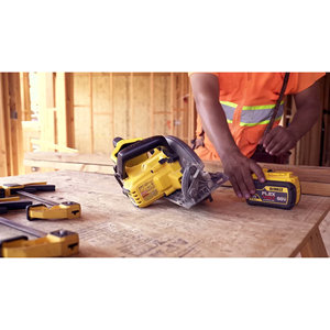Sega circolare a vite senza fine DeWalt DCS577X1 MAX, elettrica/a batteria, per taglio di metallo, piastrelle e legno, per uso fai-da-te e industriale - Product Image 1