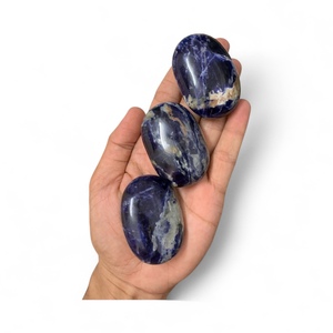 Vente en gros de pierres de paume en sodalite de qualité supérieure MUNTAHA AGATE, polies, ovales, cristal de guérison, 100-150g pour collection - Product Image 1
