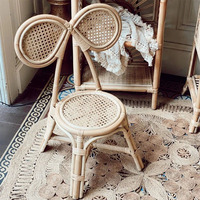 Adorable table et chaises pour enfants en rotin pour la salle de jeux de la pépinière Siège en osier naturel léger pour bébé Chaise en rotin pour enfants du Vietnam