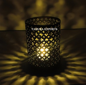 เชิงเทียนโลหะตาข่ายสำหรับตกแต่งห้องสไตล์วินเทจเพิ่มความนุ่มและความโดดเด่นแบบคลาสสิกให้กับพื้นที่ภายใน - Product Image 2