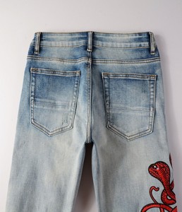 กางเกงยีนส์ผู้ชายสีฟ้าอ่อนปักลายแบบกำหนดเอง ดีไซน์ยับย่น ยืดหยุ่น ทรงสกินนี่ แฟชั่นลำลอง ทรงดินสอ - Product Image 5