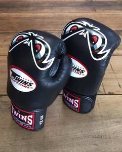 Gants MMA antidérapants en cuir PU imperméables à la main pour hommes et femmes Kickboxing dernière édition avec impression de logo personnalisé - Product Image 4