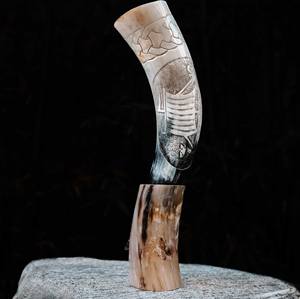 Cuerno de polvo estilo Búfalo con técnica tallada Soporte de correa de cuero para manualidades naturales Muestra gratis disponible - Product Image 1