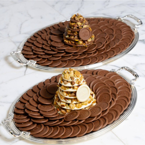 Bandeja de chocolate de metal plateada hecha a mano con asa Bandeja de chocolate decorativa de último diseño Dulces Plato de postre Mejor precio - Product Image 1