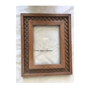 Cadre de miroir en bois de luxe avec des détails finement travaillés et un vernis en bois naturel lisse pour une décoration intérieure de qualité supérieure - Product Image 2