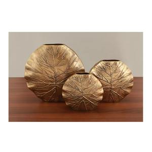 Vase en métal au design floral doré élégant, décoration d'intérieur élégante, centre de table avec finition dorée luxueuse, idéal pour les mariages et les événements - Product Image 3