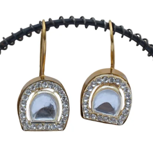 Forme unique Nouveau design tendance Boucle d'oreille courte et élégante Meilleure qualité Boucle d'oreille en laiton antique Bijoux pour femmes et filles - Product Image 1