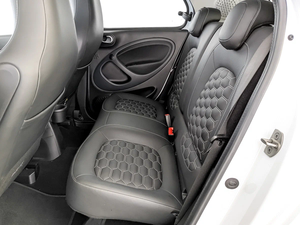 Furgoneta Compacta 2024 con Tracción en las Cuatro Ruedas, Transmisión Automática, Portaequipajes de Aleación de Aluminio, Volante a la Izquierda, Asientos de Cuero, Sistema de Batería de Litio - Product Image 3