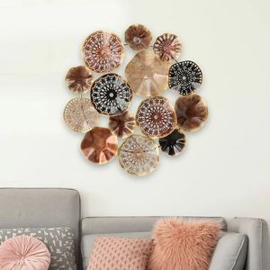 Tenture murale en métal à l'aspect antique avec motifs d'arbres en relief et finition noire faite à la main pour intérieurs vintage modernes - Product Image 5