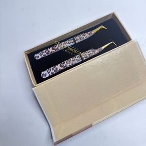 Pince à cils GETUP BROSONS IMPEX en acier inoxydable avec pointe dorée, volume accru, revêtement papier anti-magnétique personnalisé, prise en main parfaite, 10 mm - Product Image 1