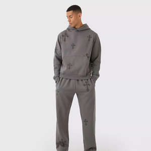 Conjunto Deportivo de Dos Piezas para Hombre, Sudadera con Capucha Gris Carbón con Estampado Cruzado Sutil, Felpa de Algodón Cómoda, Ropa Casual de Calle - Product Image 1