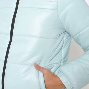 Chaqueta acolchada de invierno con logotipo personalizado para mujer, abrigos de tela de lona con cremallera acolchada de algodón a prueba de viento y burbujas gruesas cálidas con capucha - Product Image 3