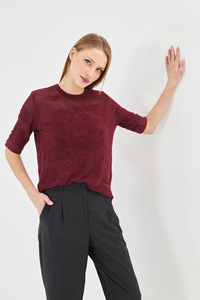 Blouse en tricot à motif de roses pour femmes - Haut doux à col rond et manches courtes avec bouton au dos - Tricotage floral au crochet pour l'été - Product Image 3