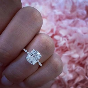 Bague de fiançailles en or massif 14 carats avec diamant de laboratoire taille coussin de trois carats, qualité F-VS1, poli, sertissage à griffes, qualité supérieure - Product Image 1