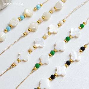 Bracelet en coquillage d'agate avec des perles vibrantes et un charme de coquillage délicat, accessoire d'inspiration plage, parfait pour toutes les occasions. - Product Image 1