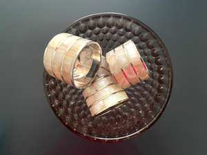 Anneaux de serviette en bois d'olivier faits à la main 1 6/8 \ "diamètre cadeaux de mariage hautement figurés - Product Image 2