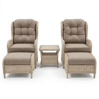 Ensemble de chaises longues en teck et rotin d'extérieur avec coussins inclinables, table en verre et ottoman pour hôtel et jardin