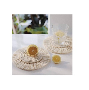 แผ่นรองจานทอ macrame ธีมคลาสสิกทรงกลม แผ่นรองแก้วแบบกําหนดเองที่หรูหรา แฮนด์เมดหญ้าทะเลพร้อมพู่ - Product Image 3