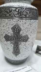 Meilleures ventes d'urne funéraire en métal artistique Art unique soufflé à la main pour le souvenir éternel Approvisionnement en gros de l'Inde - Product Image 3