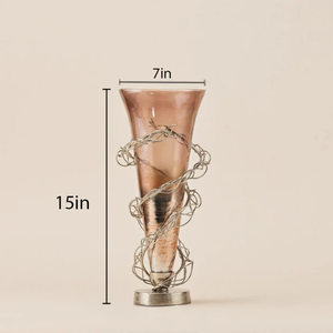 Vase à fleurs en métal et verre de luxe au design tendance pour la décoration de table centrale, offrant un équilibre élégant entre la solidité et la transparence - Product Image 4
