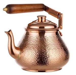 Tetera de cobre pulido para hacer té tradicional y estufa hirviendo, ideal para interiores de cocina de inspiración vintage - Product Image 2