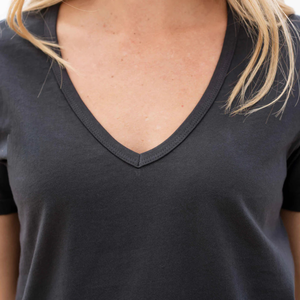 Camiseta Negra de Cuello en V Profundo para Mujer, 100% Algodón Orgánico de Lujo, Preencogido, Certificado GOTS, Suave, Transpirable, Corte Clásico - Product Image 5