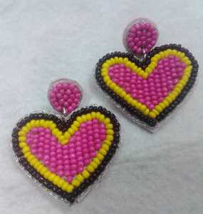 Boucles d'oreilles légères faites à la main avec broderie florale et perles de verre Bijoux en tissu élégants pour femmes Utilisation en soirée - Product Image 3